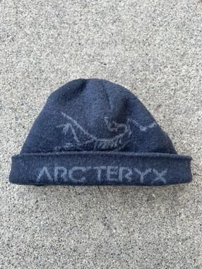 Arc'teryx Hat Beanie Mens One Size Gray Wool Acrylic Knit Logo Small Vintage